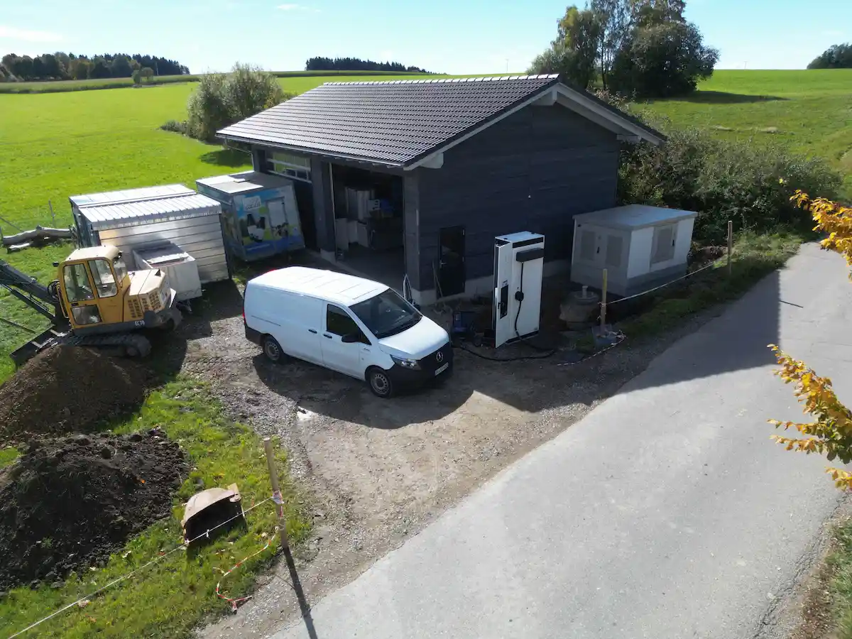 Luftaufnahme eines landwirtschaftlichen Betriebs in Bad Wurzach mit DC-Schnellladern