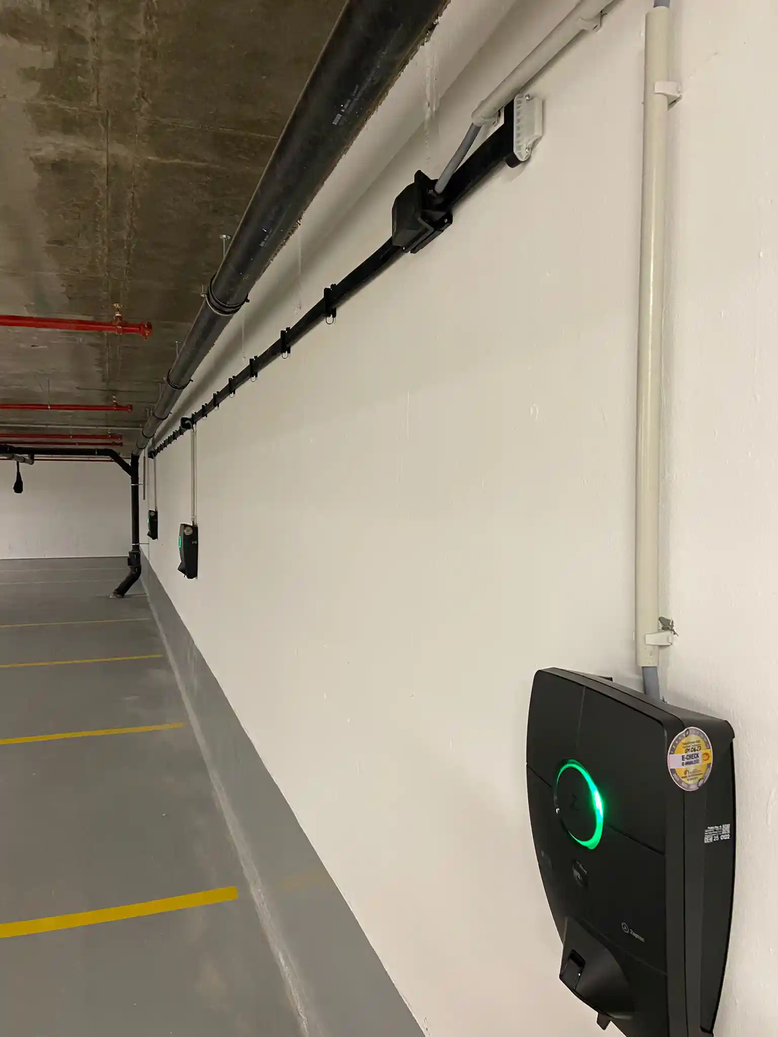 Wallbox an der Wand einer Tiefgarage im Wohn- und Gewerbeneubau Frankfurt