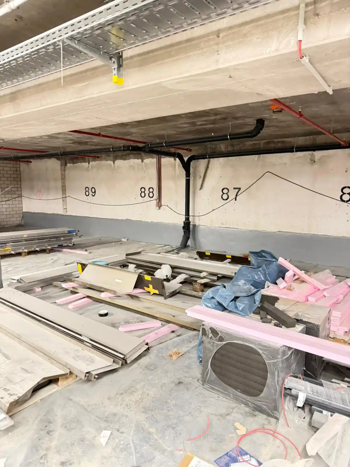 Tiefgarage im Wohn- und Gewerbeneubau Frankfurt während der Vorbereitung der Ladeinfrastruktur