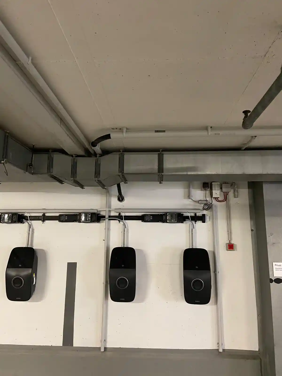 Drei Wallboxen mit gemeinsamer Kabeltrasse in einer Tiefgarage in Frankfurt