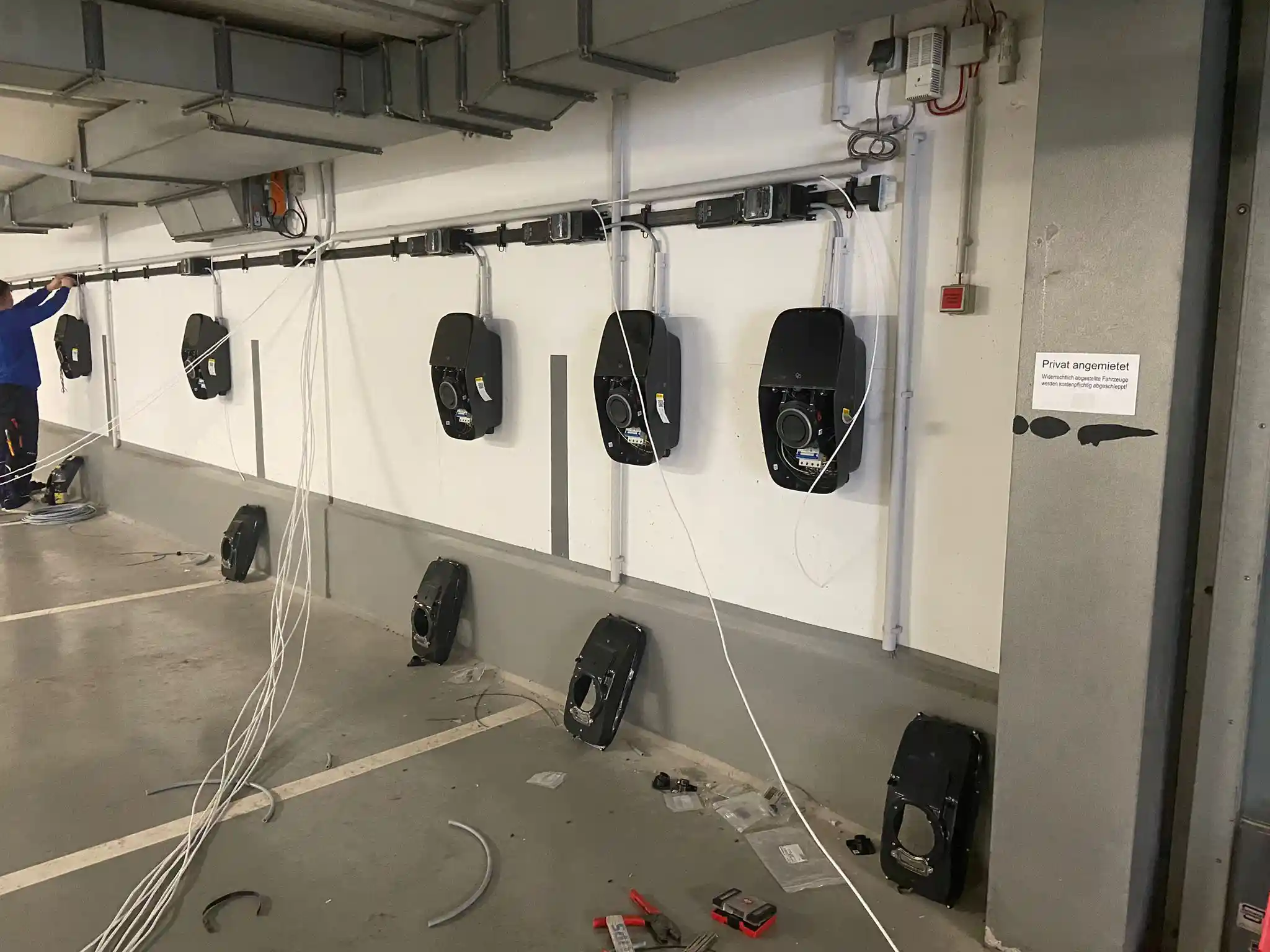 Tiefgarage einer Gewerbeimmobilie in Frankfurt während der Installation mehrerer Wallboxen