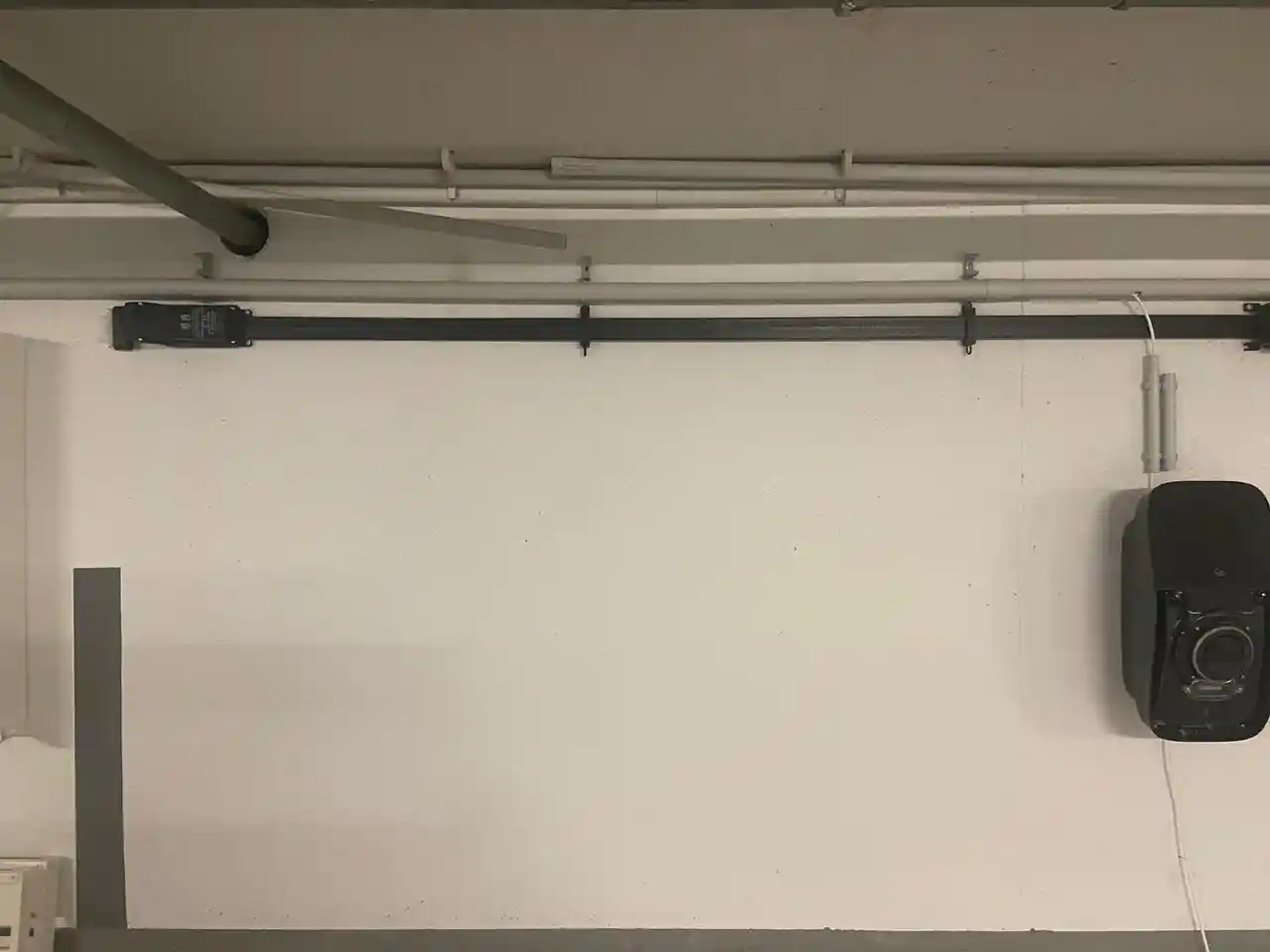 Wallbox mit Kabeltrasse in der Tiefgarage einer Gewerbeimmobilie in Frankfurt