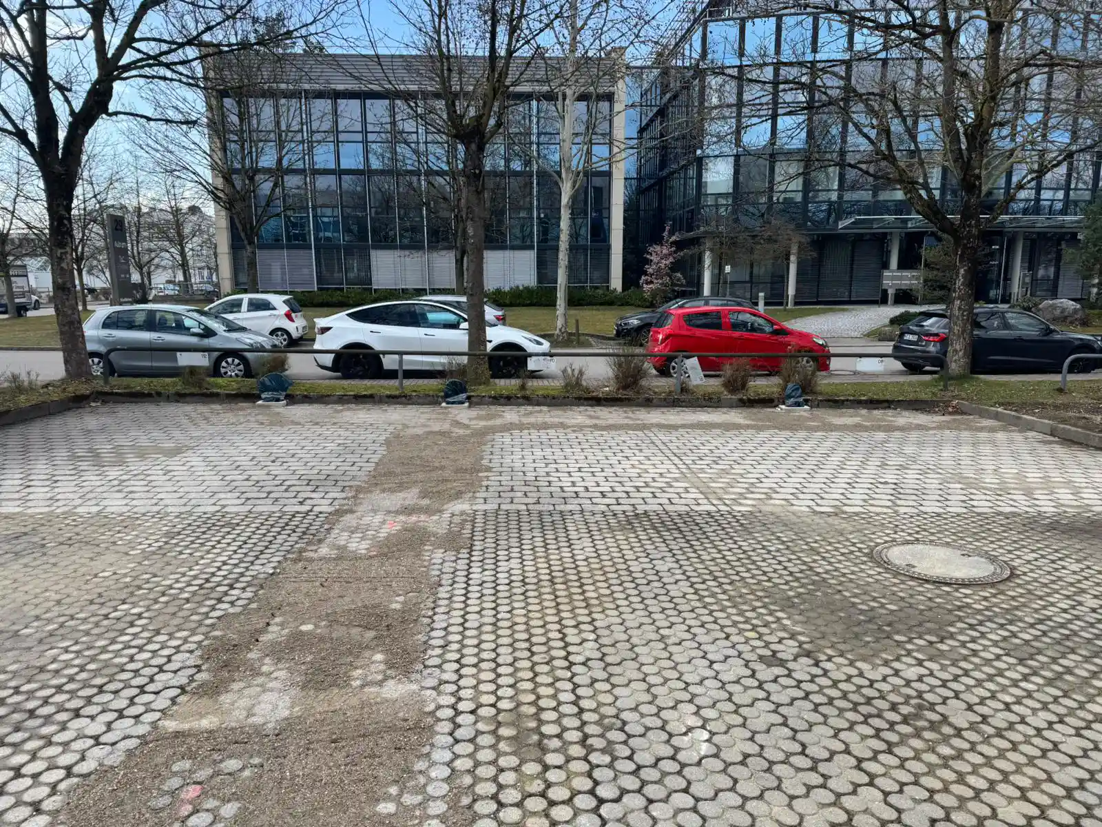 Stellplätze vor der Gewerbeimmobilie in Ismaning