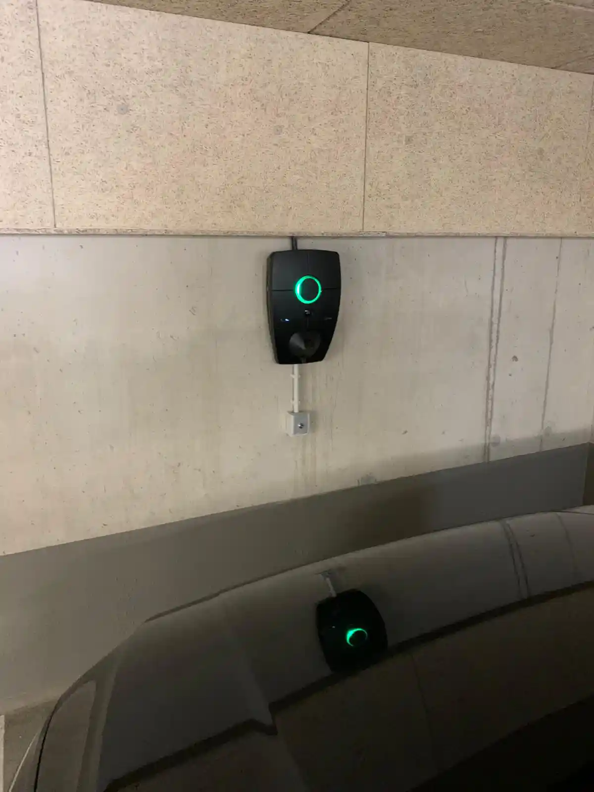 Wallbox über einem Stellplatz in der Tiefgarage einer WEG in Fürth